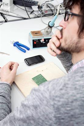 Dieses Bild zeigt einen männlichen Studierenden beim arbeiten.